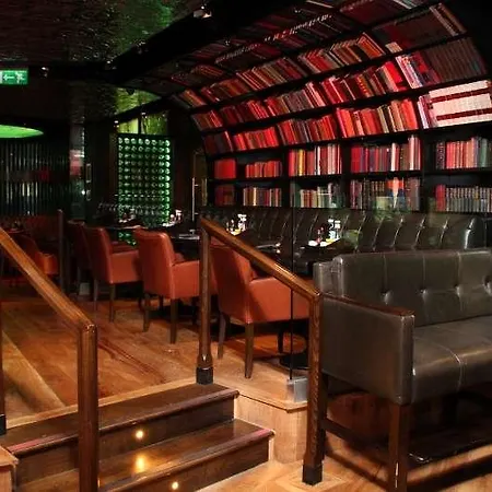 로얄 앤 메릴 레저 클럽 브레이