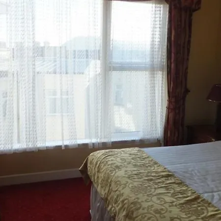 The Royal & Leisure Centre Hotel 3*