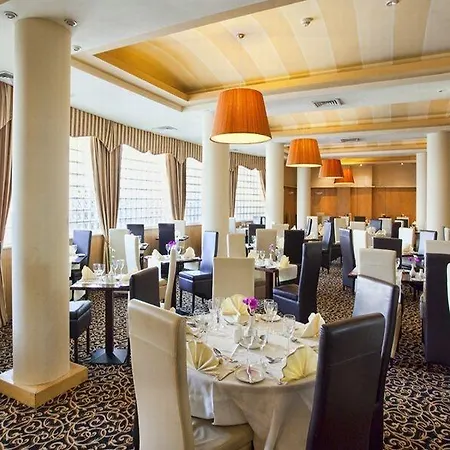 The Royal & Leisure Centre Отель Брей