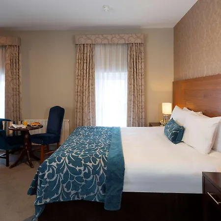 The Royal & Leisure Centre Hotel