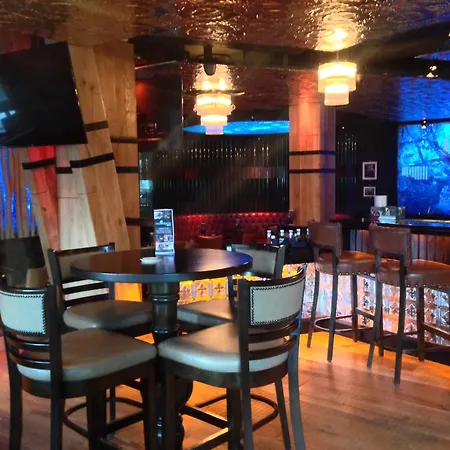 Hotel The Royal & Leisure Centre 3*