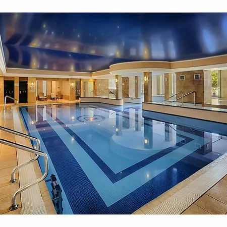 Отель The Royal & Leisure Centre 3*