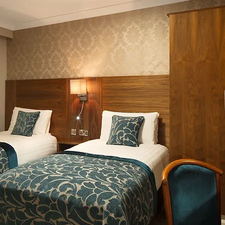 The Royal & Leisure Centre Hotel 3*