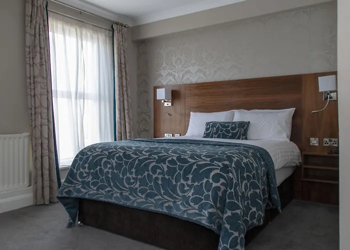 The Royal & Leisure Centre Hotel 3*