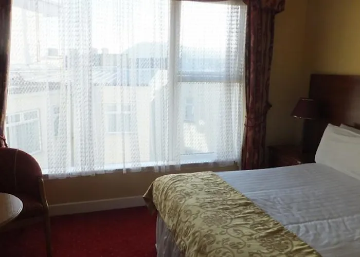 The Royal & Leisure Centre Hotel 3*