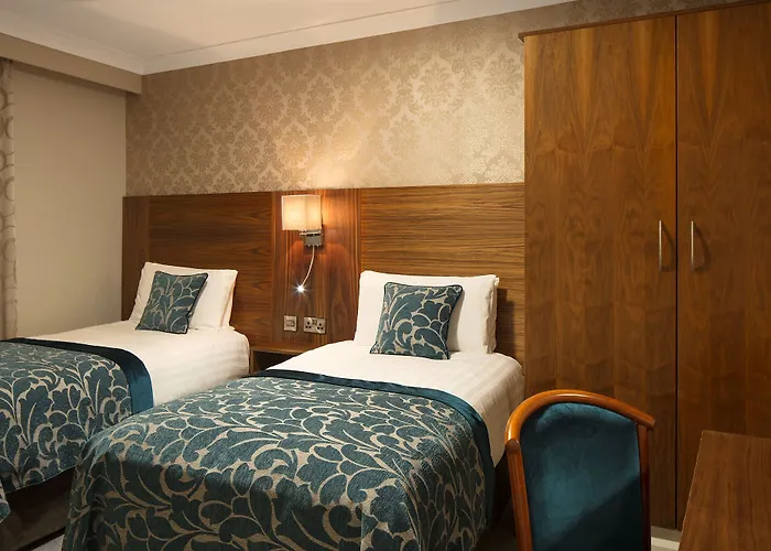 The Royal & Leisure Centre Hotel 3*